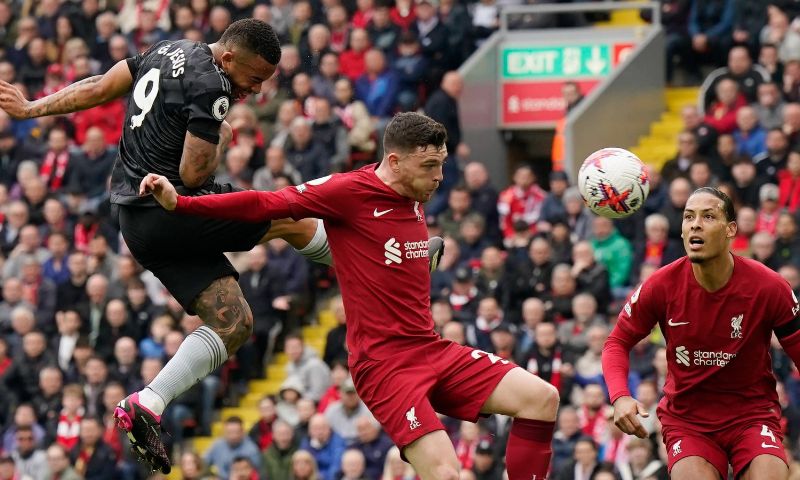 Arsenal loopt averij op in titelstrijd bij Liverpool