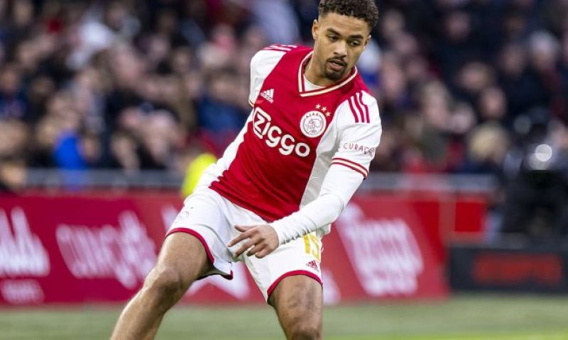 Devyne Rensch van Ajax kan een transfer maken naar Liverpool of Manchester United