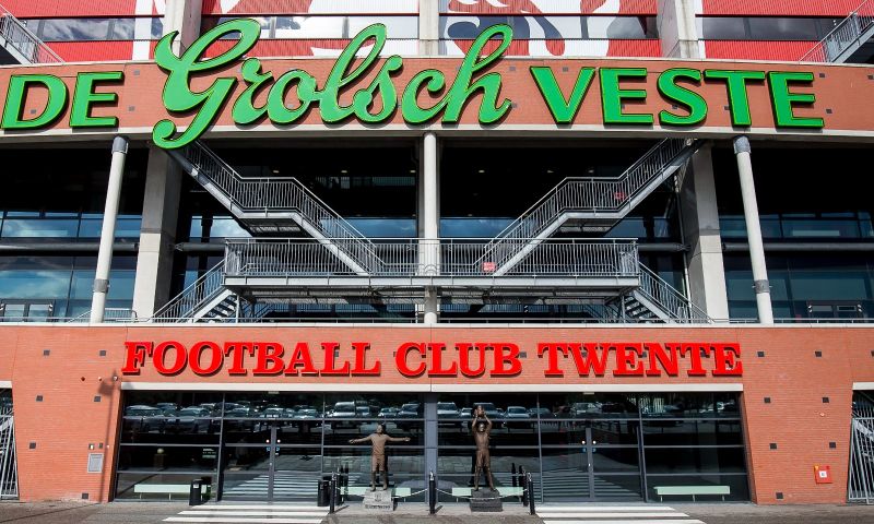 Twente-speler onwel tijdens busreis en per ambulance naar ziekenhuis gebracht