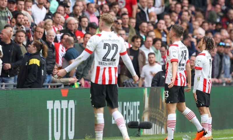 Drie biergooiers aangehouden bij PSV