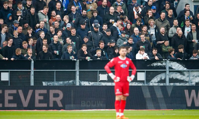 Wedstrijd van PEC Zwolle tijdelijk gestaakt