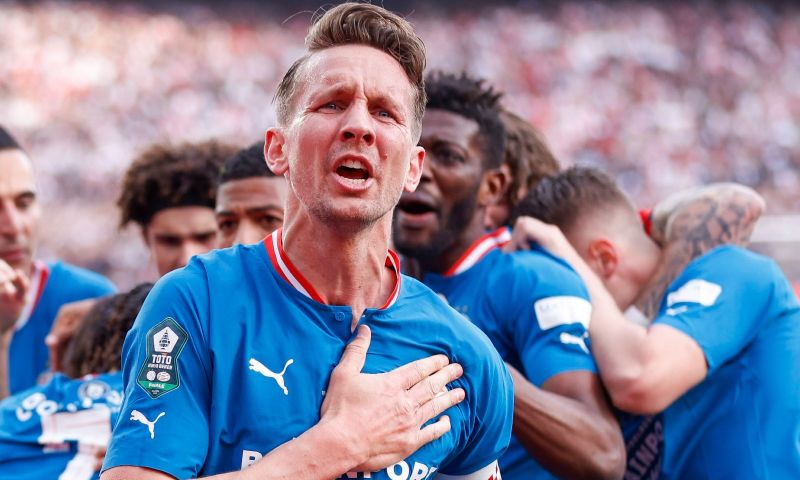 Luuk de Jong wint bekerfinale van Ajax met PSV