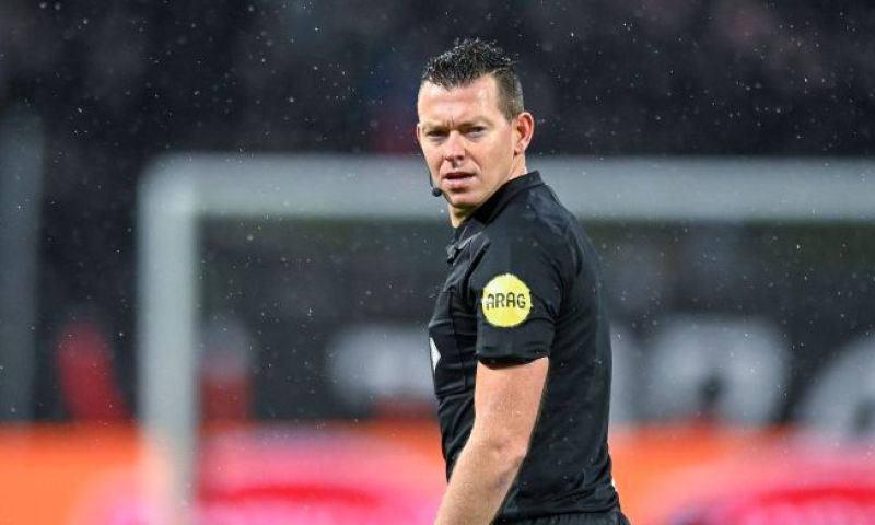 Arbiter Allard Lindhout fluit de kampioenswedstrijd van Feyenoord tegen Go Ahead