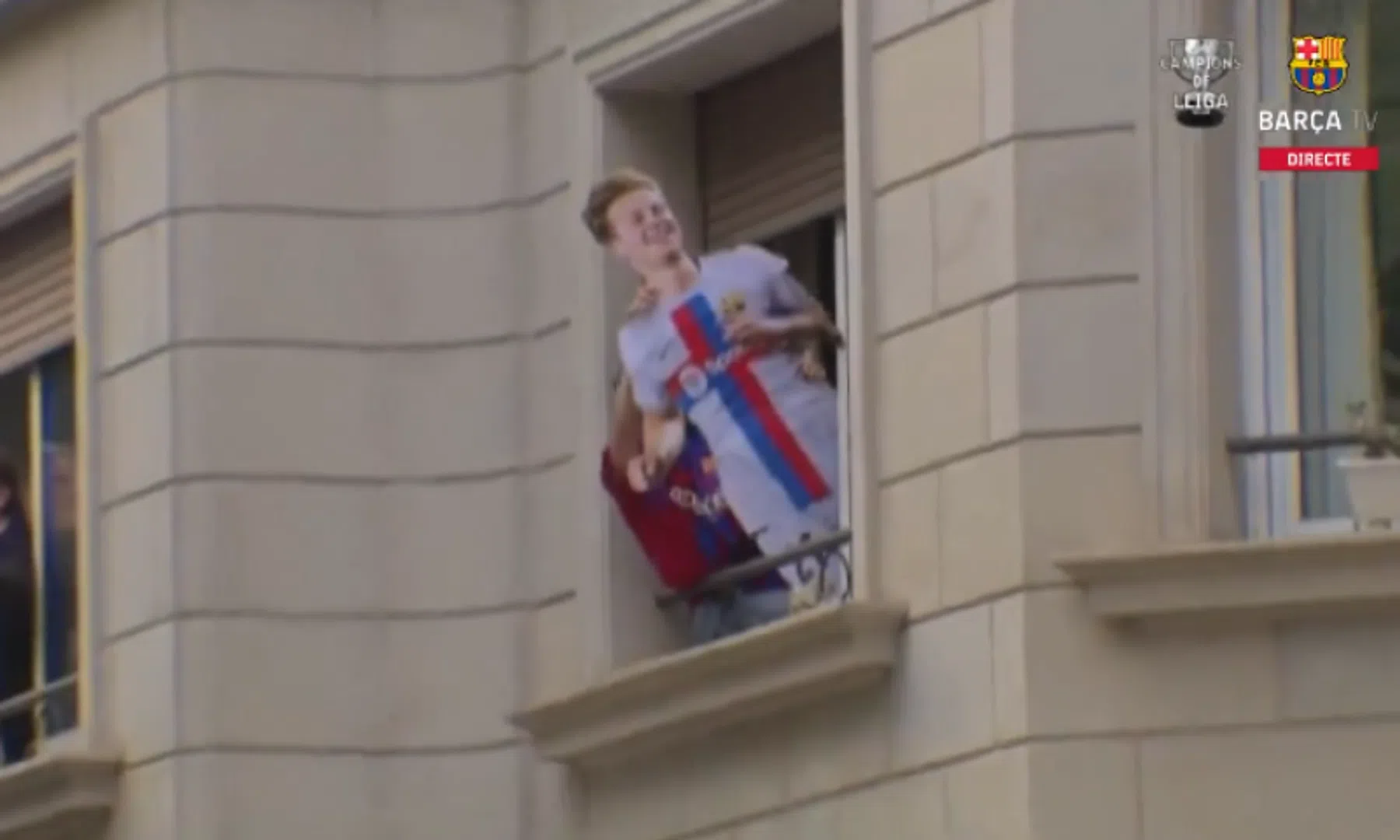 Een fan van Barcelona heeft een levensgrote pop van De Jong