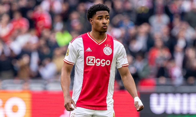 'Ajax gaat contract talentvolle Vos openbreken, opwaarderen en verlengen'
