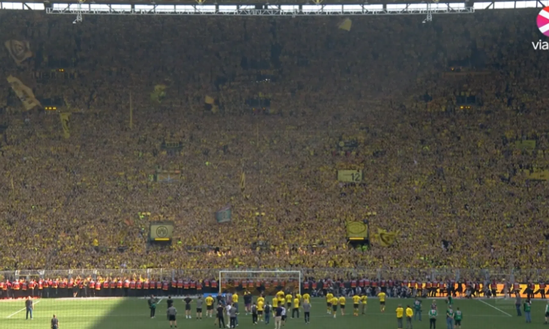 Dortmund supporters klappen na mislopen titel