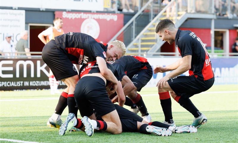 Almere City voor het eerst de Eredivisie in, Emmen degradeert naar de KKD