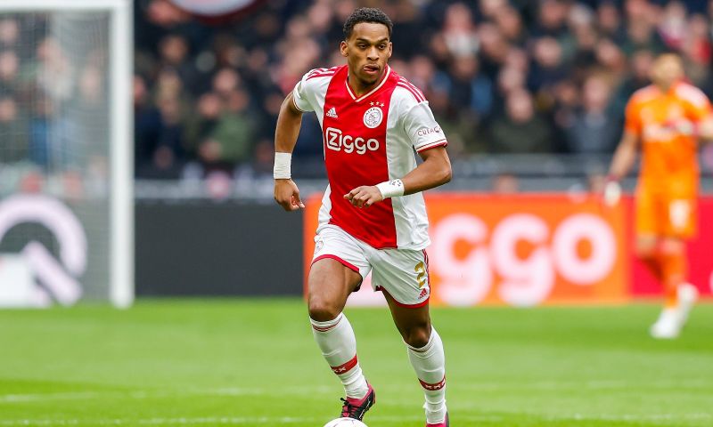 Of Jurriën Timber volgend seizoen nog bij Ajax speelt is onduidelijk