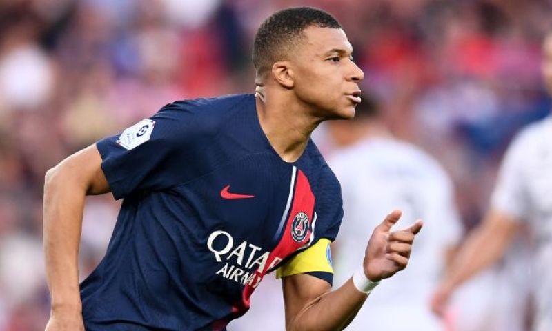 Kylian Mbappé ontkent de verhalen dat hij in zou zetten op een transfer naar Real 