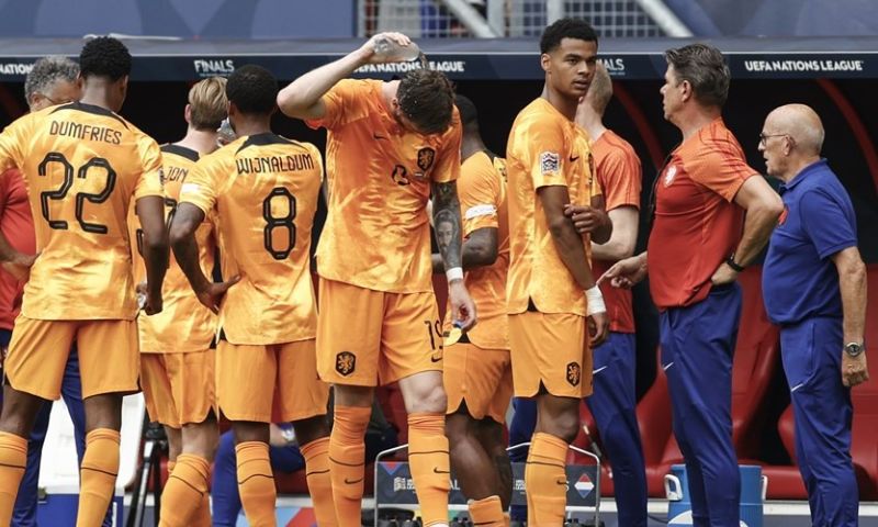 Oranje geveld door Nederlandse kranten: 'Dat moet Koeman serieus zorgen baren'