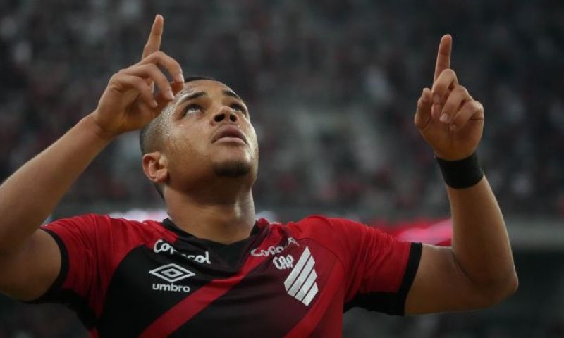 FC Barcelona neemt Vitor Roque over Atletico Paranaense