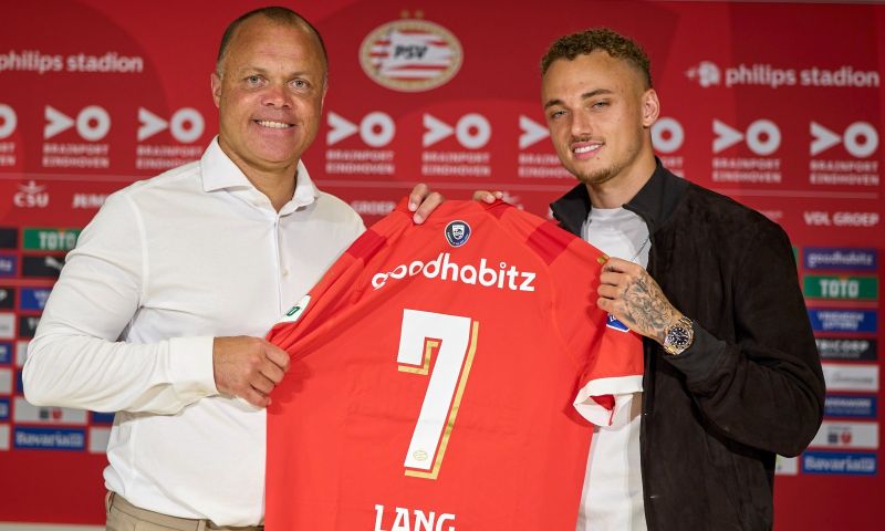 Noa Lang blijft met rugnummer zeven spelen bij PSV