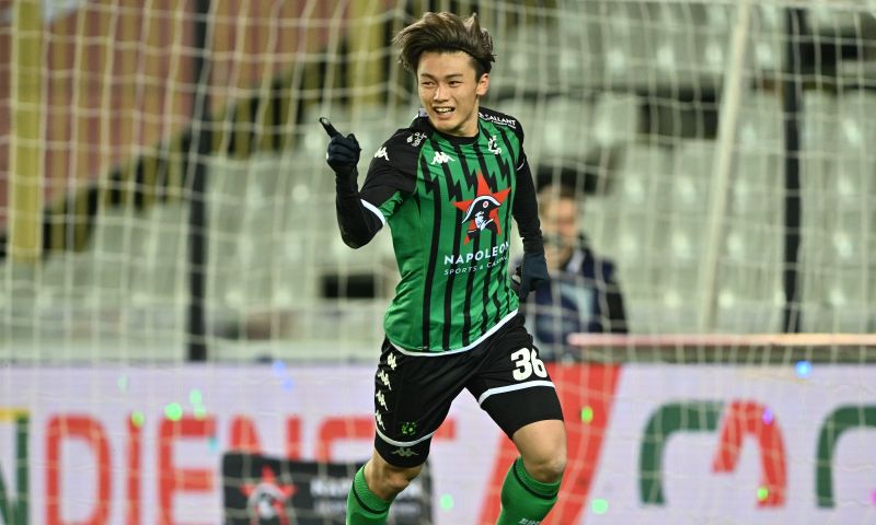 Wie is Ayase Ueda, de nieuwe recordaankoop van Feyenoord?