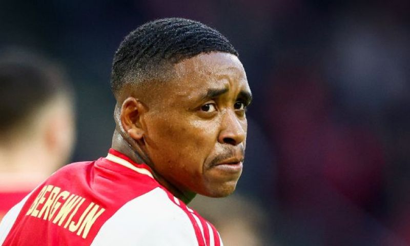 Steven Bergwijn is blij met de oefenzege van Ajax op SpVgg Unterhaching