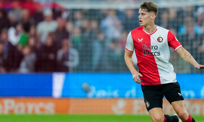 Ramon Hendriks wordt in de gaten gehouden door FC Utrecht