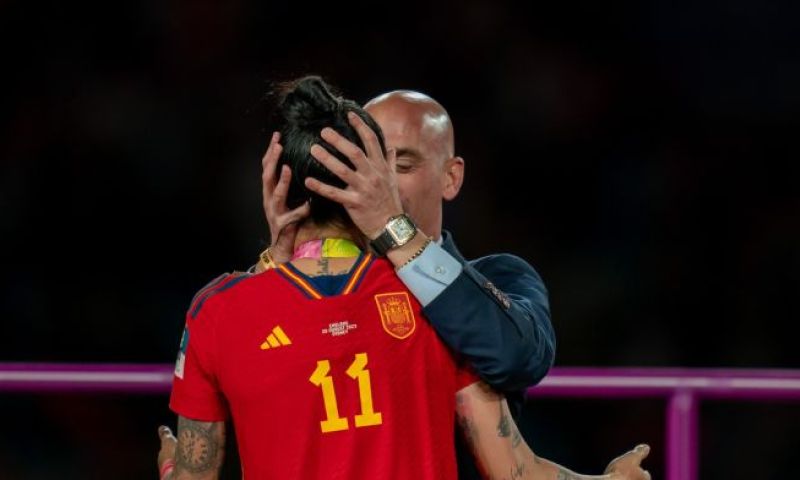 Luis Rubiales weigert op te stappen na zijn ongewenste kus aan Jennifer Hermoso