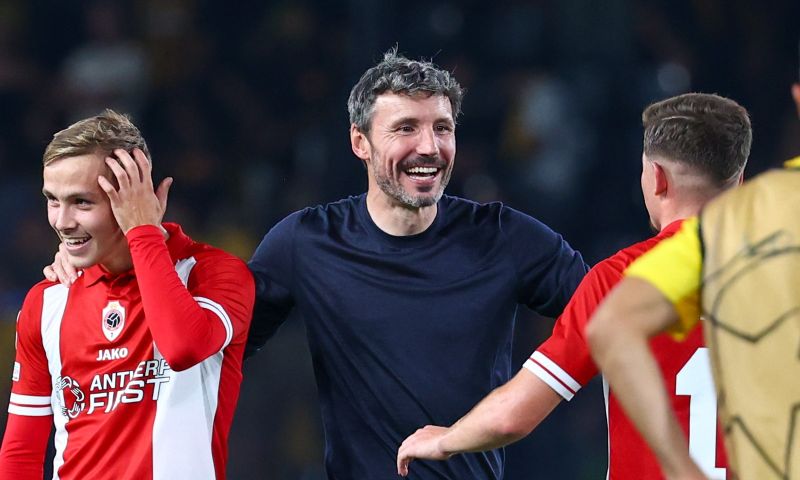 Royal Antwerp beloont Van Bommel na historische Champions League-plaatsing