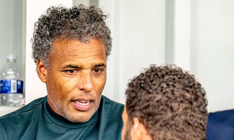 Van Hooijdonk weer welkom bij Studio Voetbal: 'Pierre ziet dat hij fout zat'