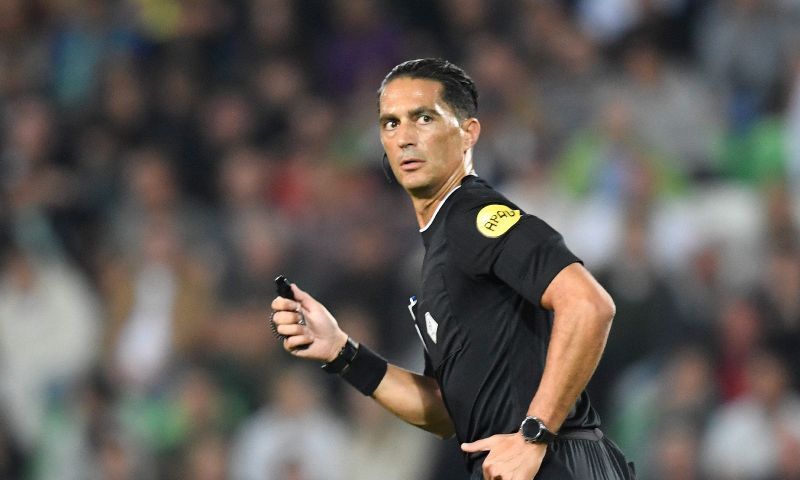 Waarom werd De Klassieker niet gestaakt na de gegooide beker op het veld?