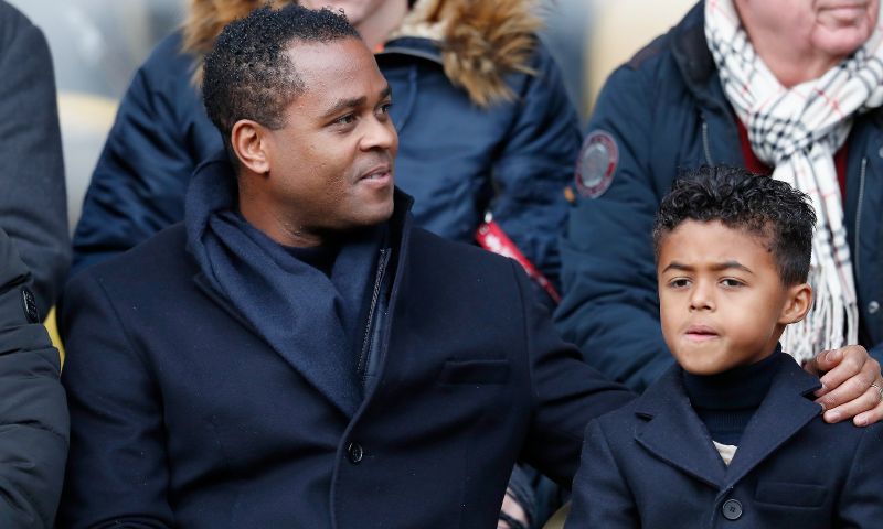 'Jongste zoon van Kluivert tekent eerste profcontract bij FC Barcelona'