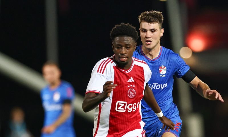 Wie is David Kalokoh, de aanvaller die zijn contract heeft verlengd bij Ajax?