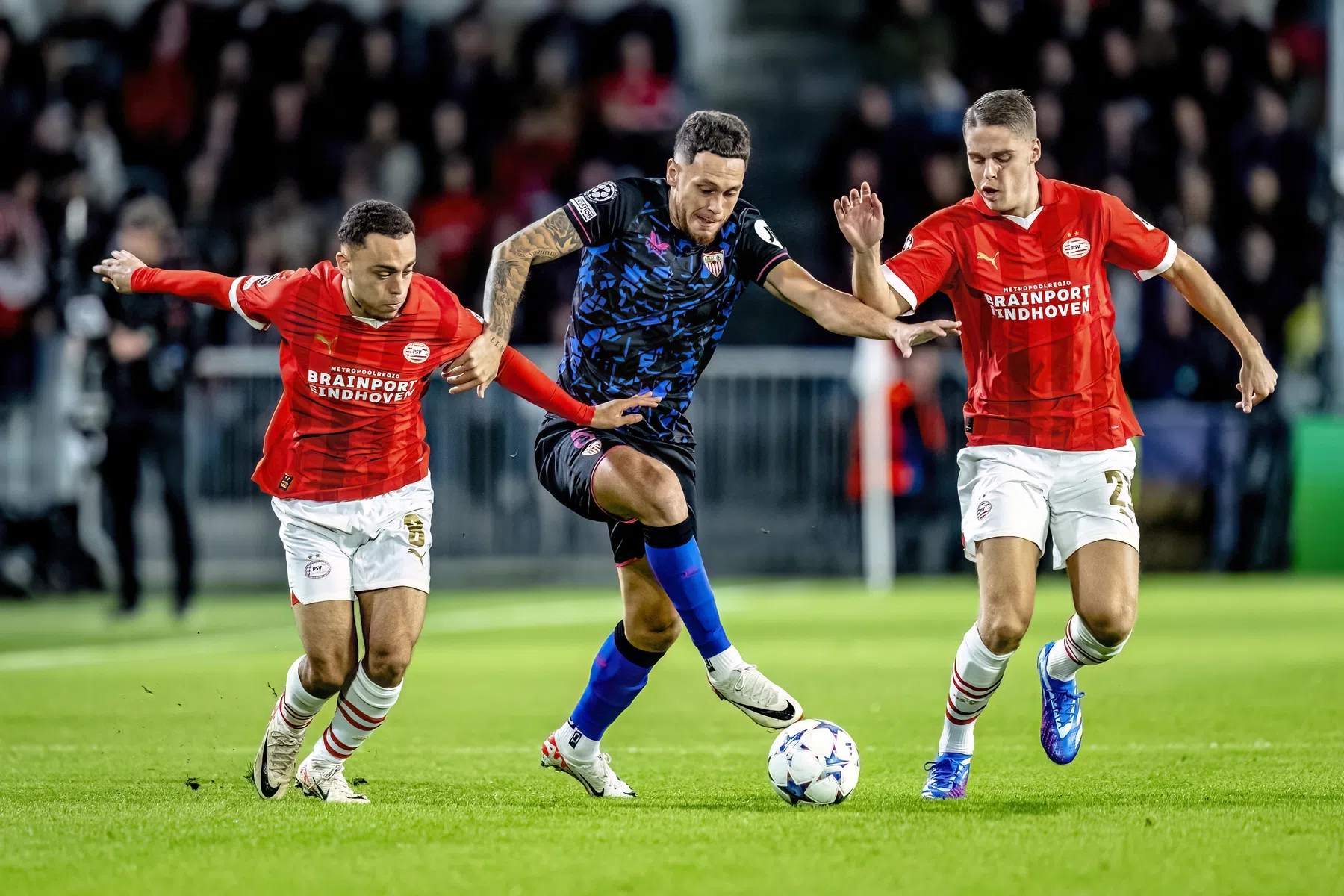 Analisten zien slordig PSV in actie tegen Sevilla: 'Met elkaar aan het overspelen'