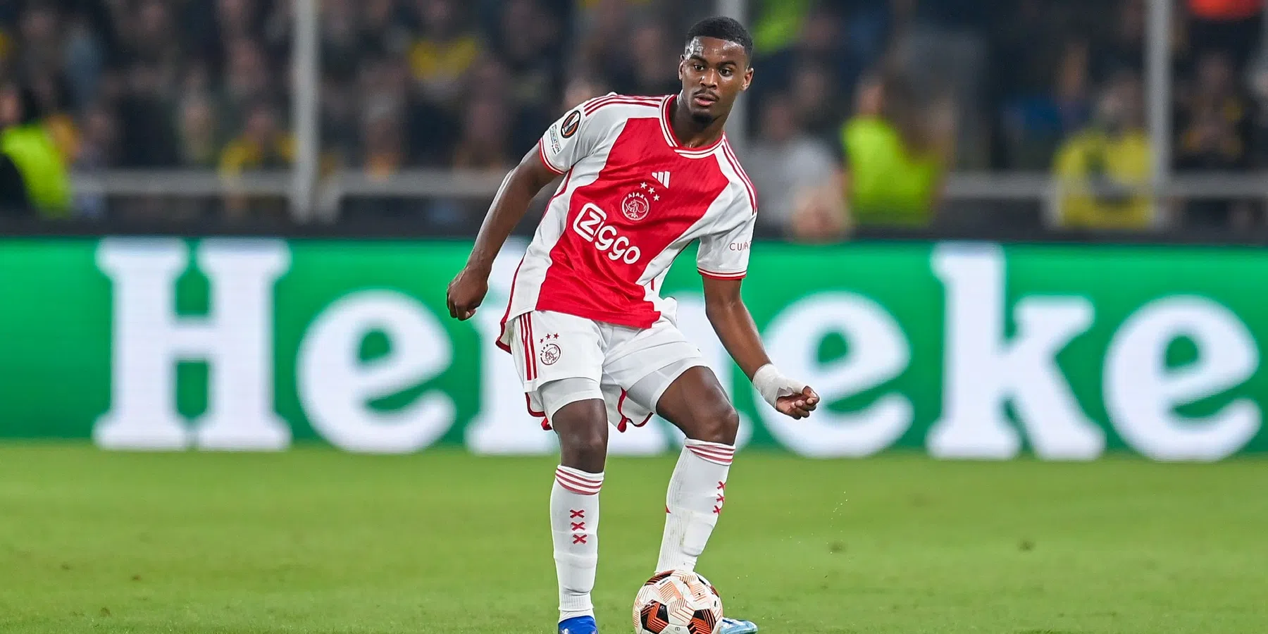 Jorrel Hato staat het liefst centraal in de verdediging bij Ajax