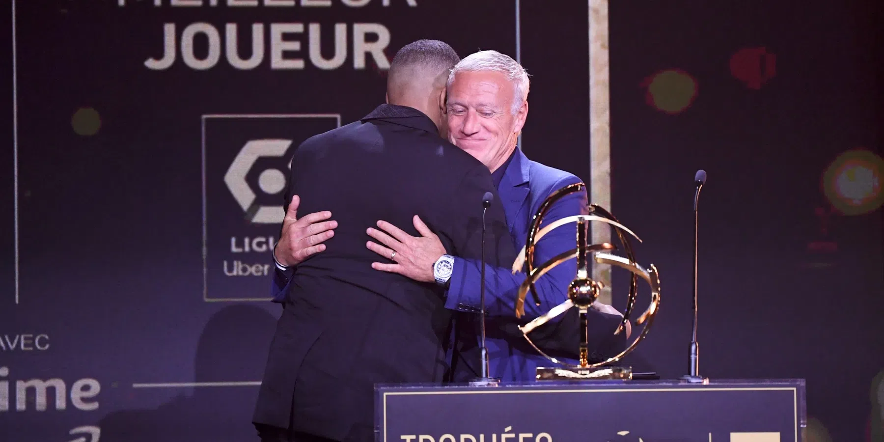 Didier Deschamps heeft de Nederlandse pers een hak gezet na de show van Mbappé