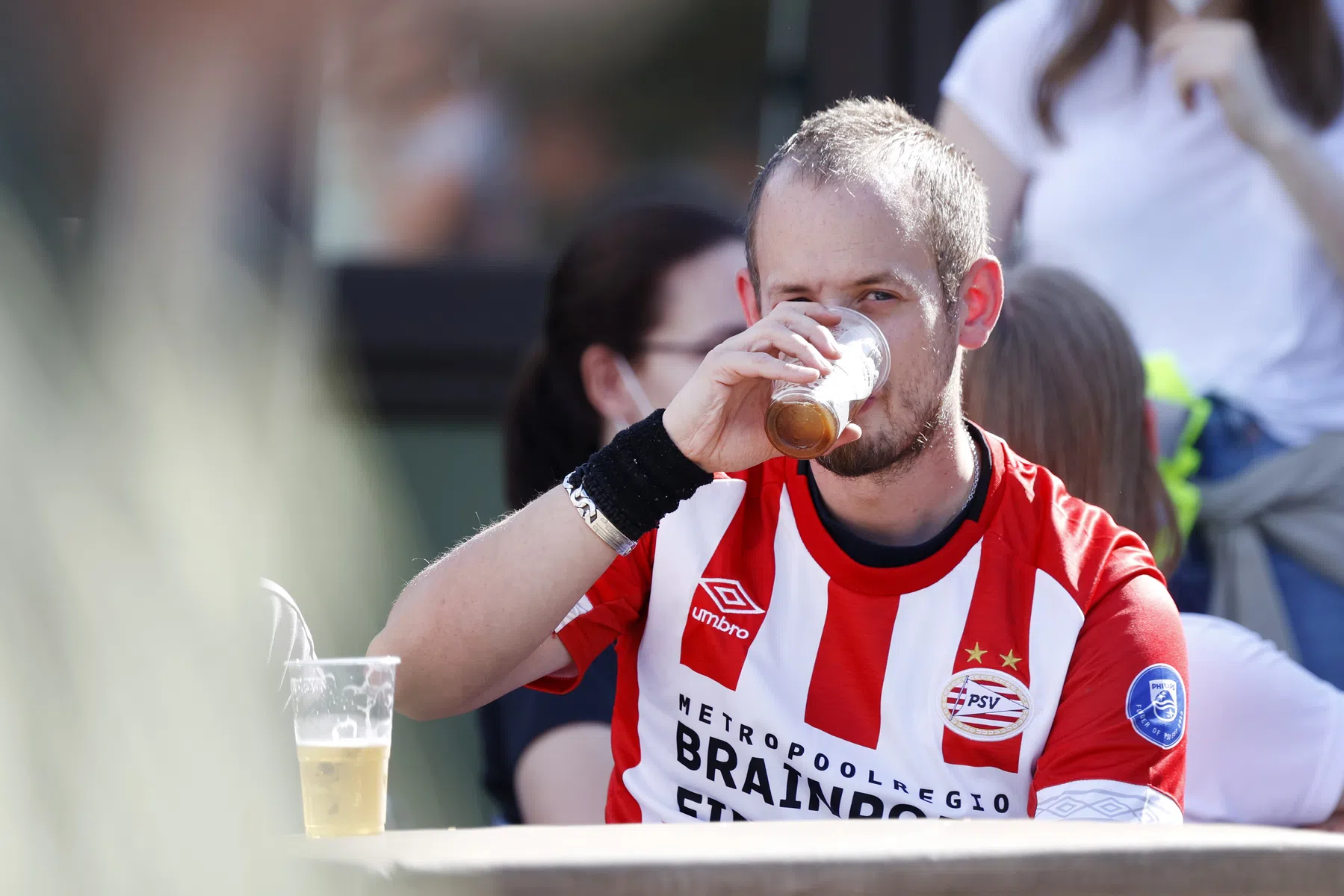 Kroegen in Lens verhogen bierprijzen op dag van clash met PSV