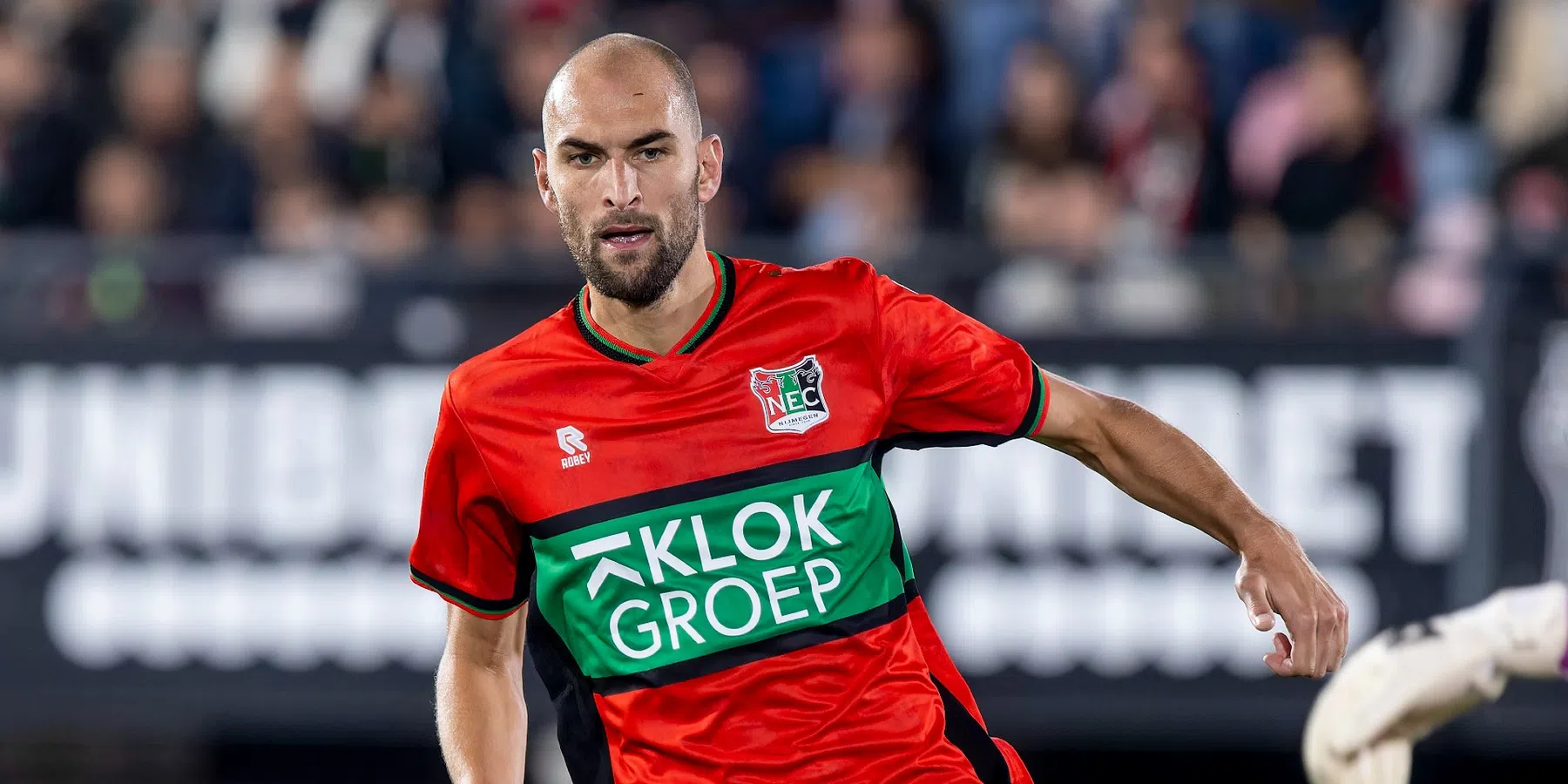 Volop steunbetuigingen aan Bas Dost die plots neerviel bij AZ - NEC