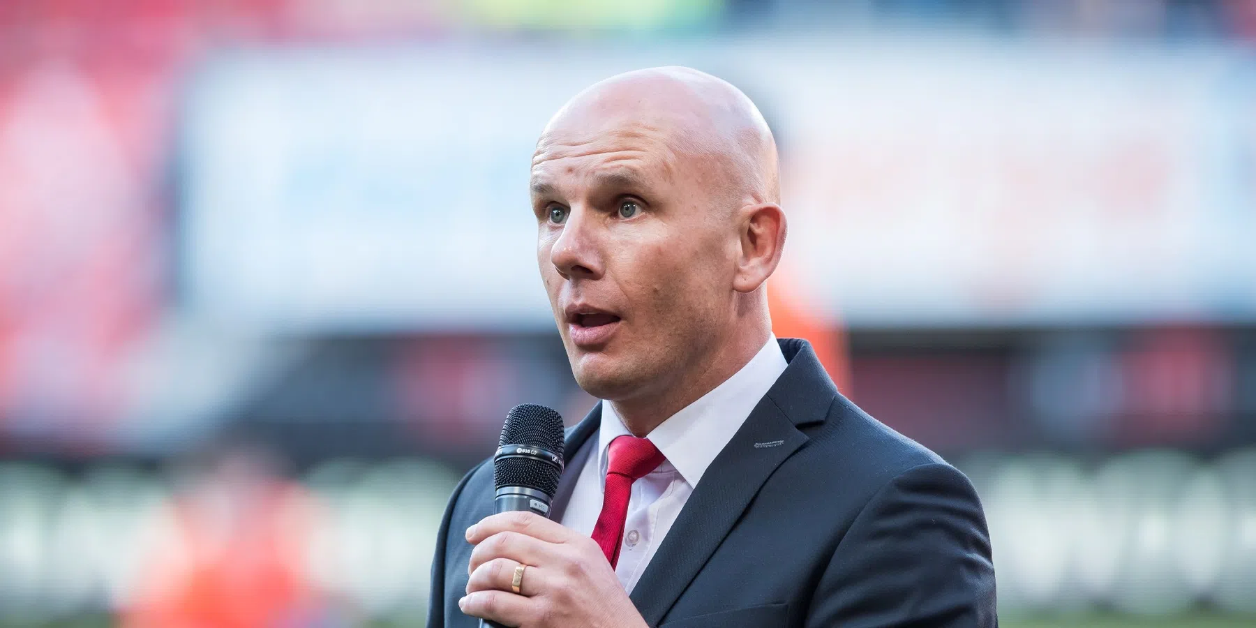 Van Halst openhartig: 'Iedereen voelt de pijn hier bij Ajax, ook bij de fans"