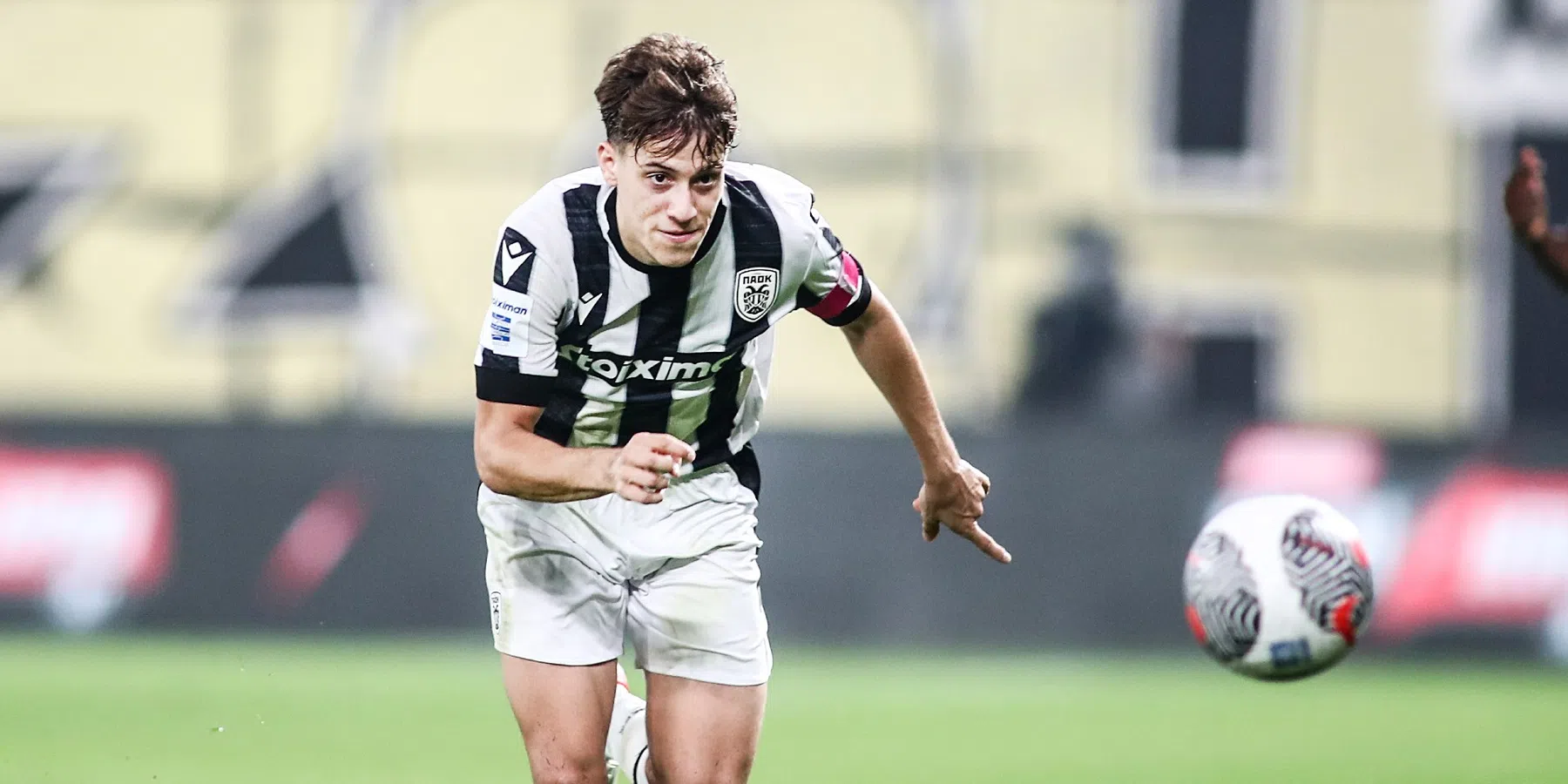 Wie is Giannis Konstantelias, de Griekse international waar Ajax naar kijkt?