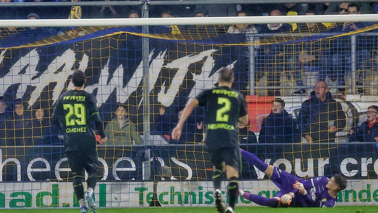 Santiago Gimenez reageert op zijn gemiste panenka namens Feyenoord tegen RKC