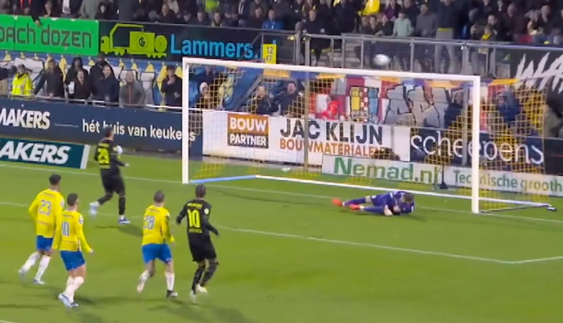 Santiago Gimenez schiet een panenka strafschop over het doel bij RKC - Feyenoord