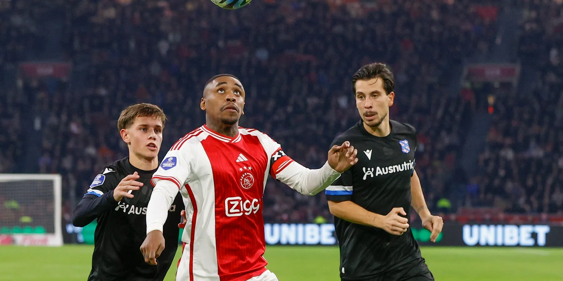 Ajax wint vechtduel van Heerenveen, Akpom wederom supersub in Amsterdam 