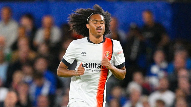 Tahith Chong triomfantelijk over zijn goal tegen Liverpool voor Luton Town