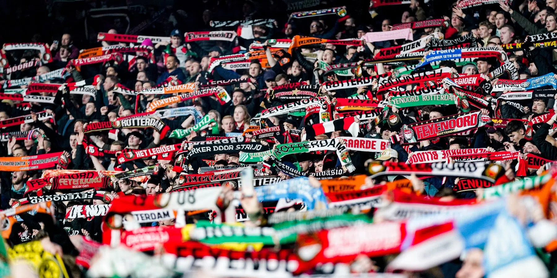 De selectie van Feyenoord heeft met een spandoek voor de supporters geposeerd