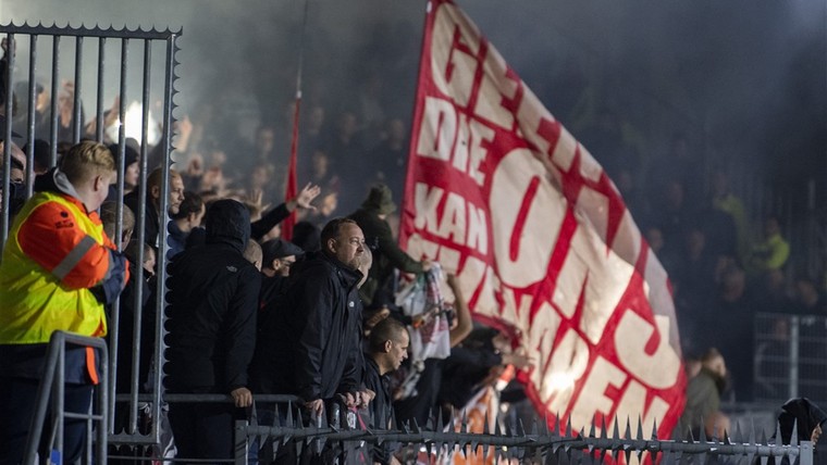 Supportersvereniging Ajax roept mensen op 'gevoelige' vlaggen thuis te laten