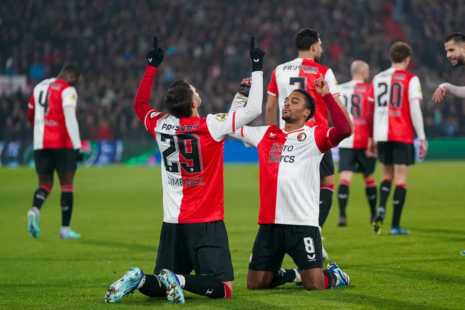 Feyenoord wint dankzij Quinten Timber schaakspel van AZ: Klimt naar plek twee