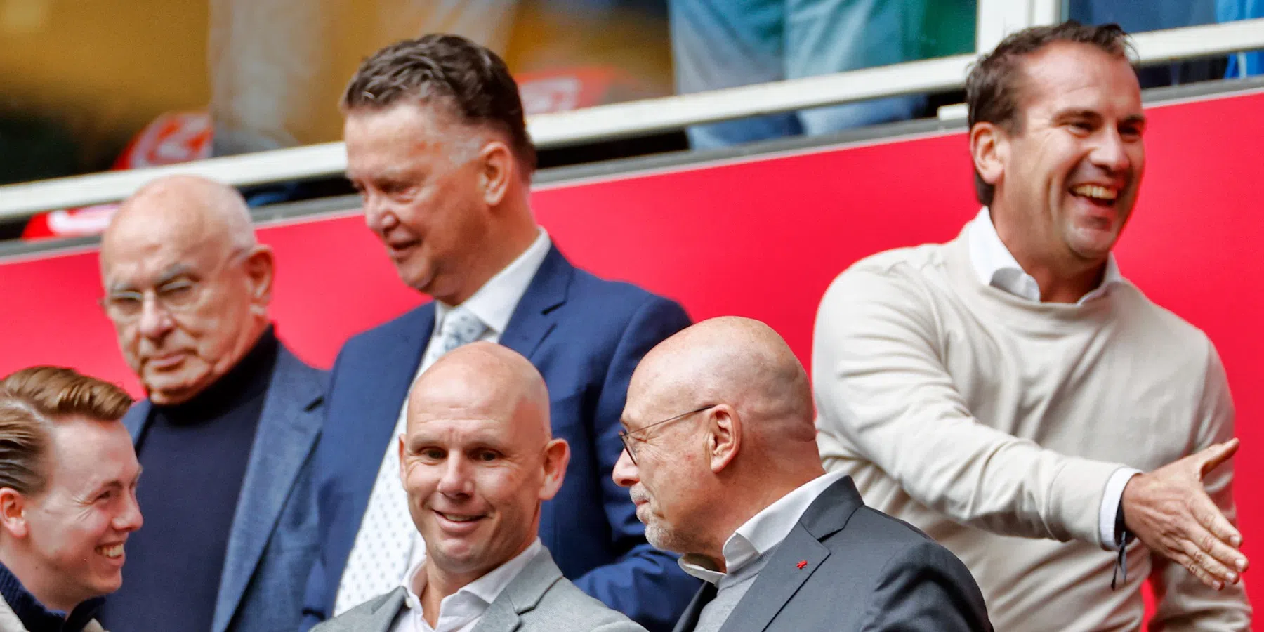 Mike Verweij vindt het opmerkelijk dat Maurits Hendriks nog bij Ajax werkt