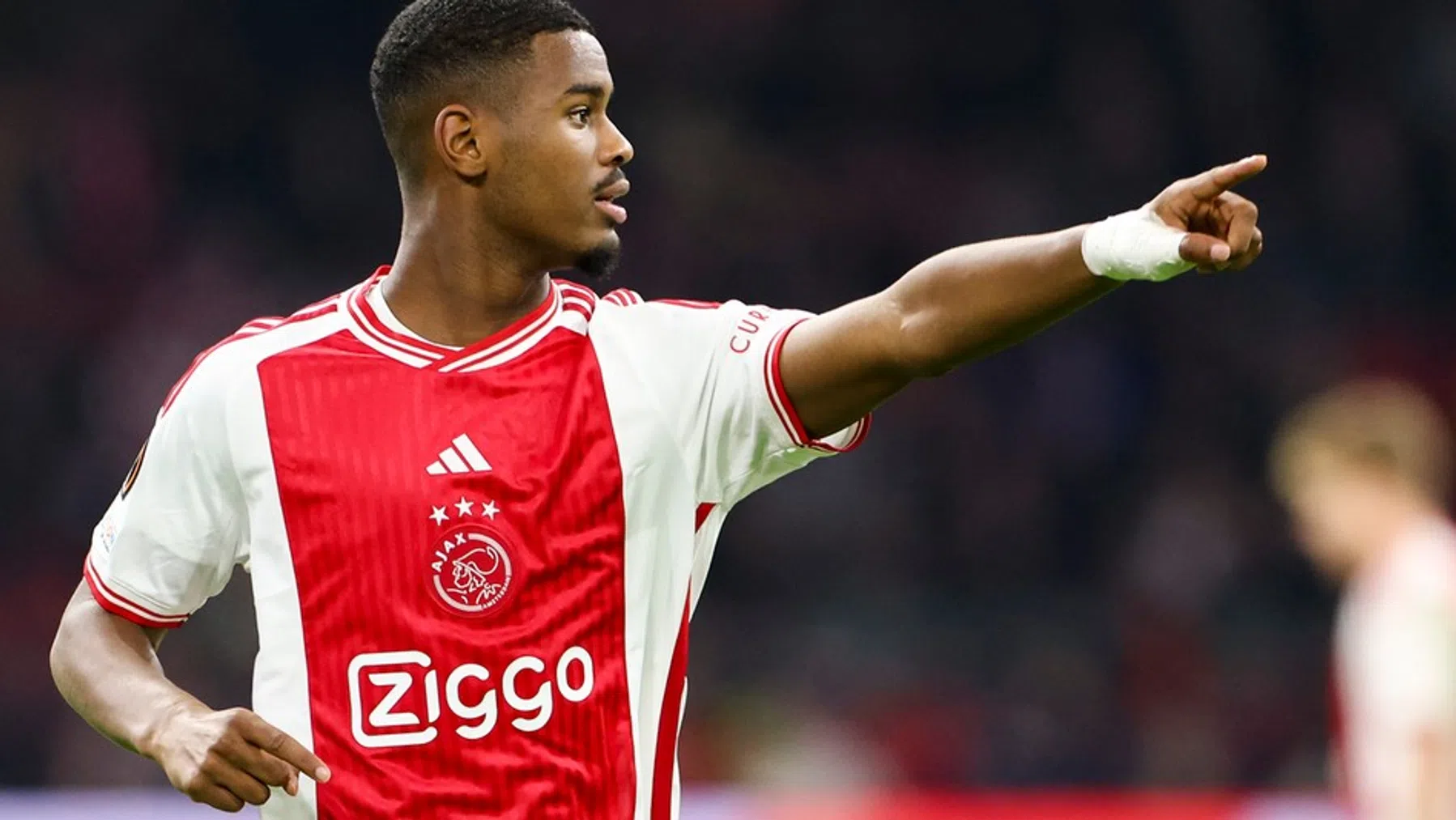 Welk rugnummer heeft Jorrel Hato bij Ajax en waarom draagt hij dat nummer?