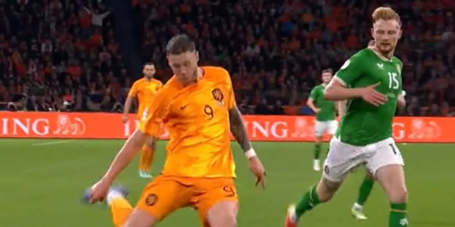 Weghorst schiet Oranje op 1-0 na pass van De Vrij