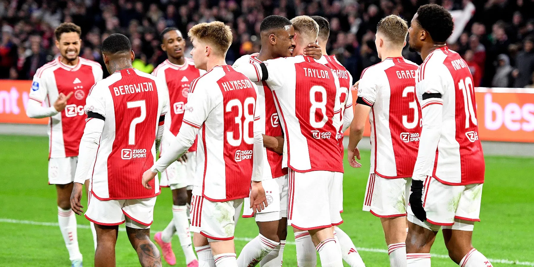 Ajax heeft met ruime cijfers van Vitesse gewonnen