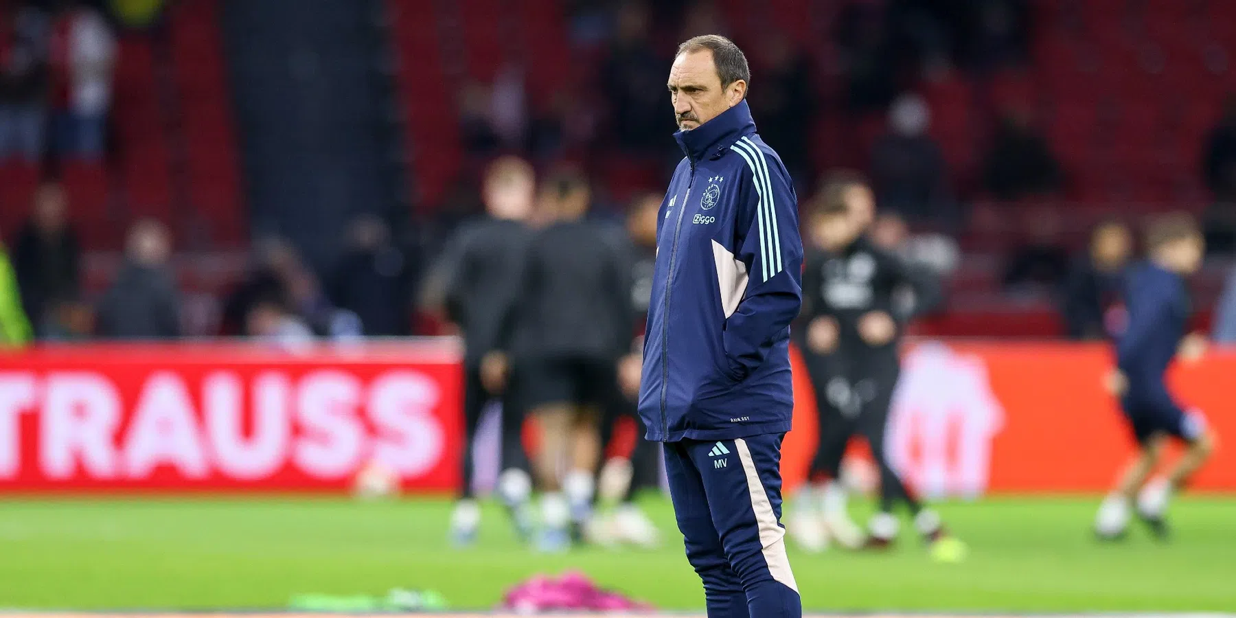 Dit riep Ajax-trainer Valkanis waardoor hij werd weggestuurd in Marseille