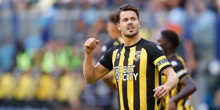 Edward Sturing gooit het roer om bij Vitesse en zet Van Ginkel in de spits