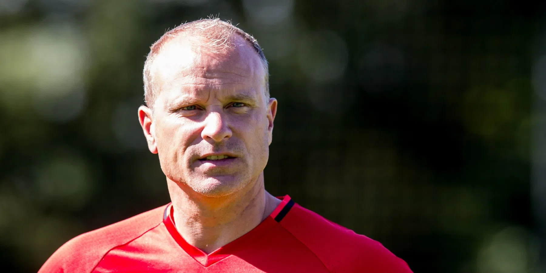 Bergkamp wil terugkeren in de voetbalwereld