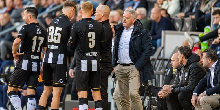 Supporters van Heracles Almelo wachten spelersbus op en eisen vertrek John Lammers