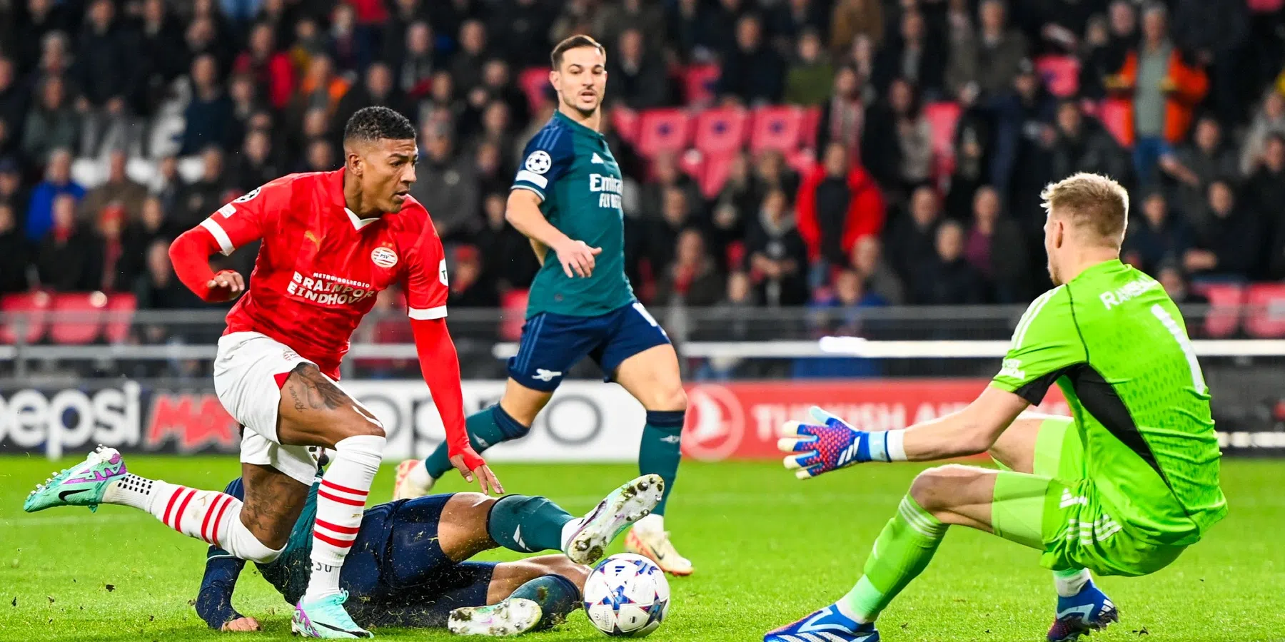 Sneijder: 'PSV had een penalty moeten krijgen, dit is bewust, onbegrijpelijk'