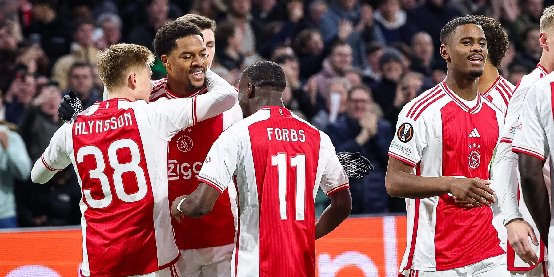 Ajax verslaat AEK Athene en gaat de Conference League in