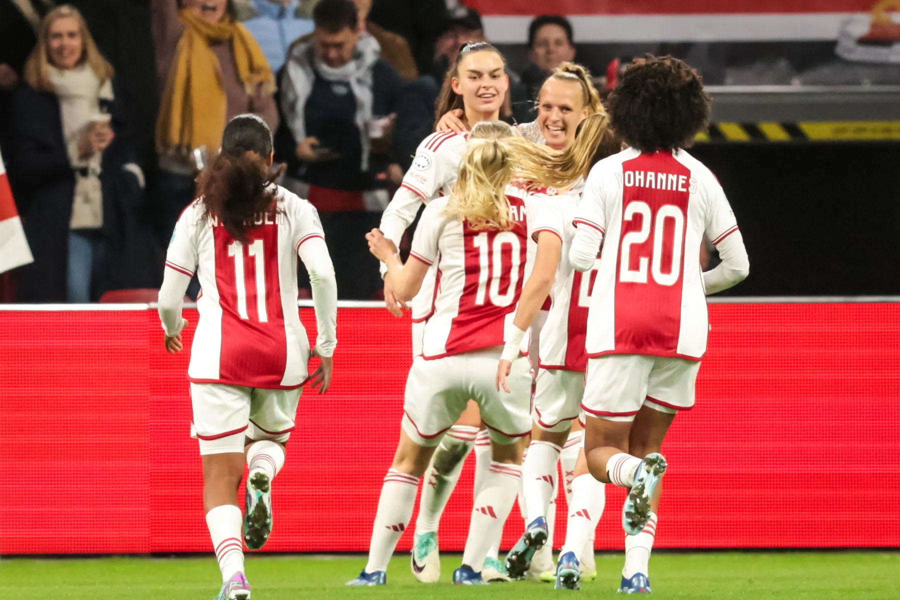 Ajax vrouwen blijven maar verrassen en winnen ook van Bayern München in eigen huis